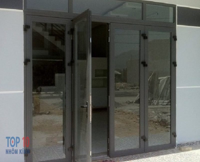 Cửa nhôm sơn tĩnh điện mang phong cách hiện đại.