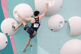 Bouldering là một phần quan trọng của leo núi thể thao kết hợp Olympics, đòi hỏi sức mạnh và trí tuệ.