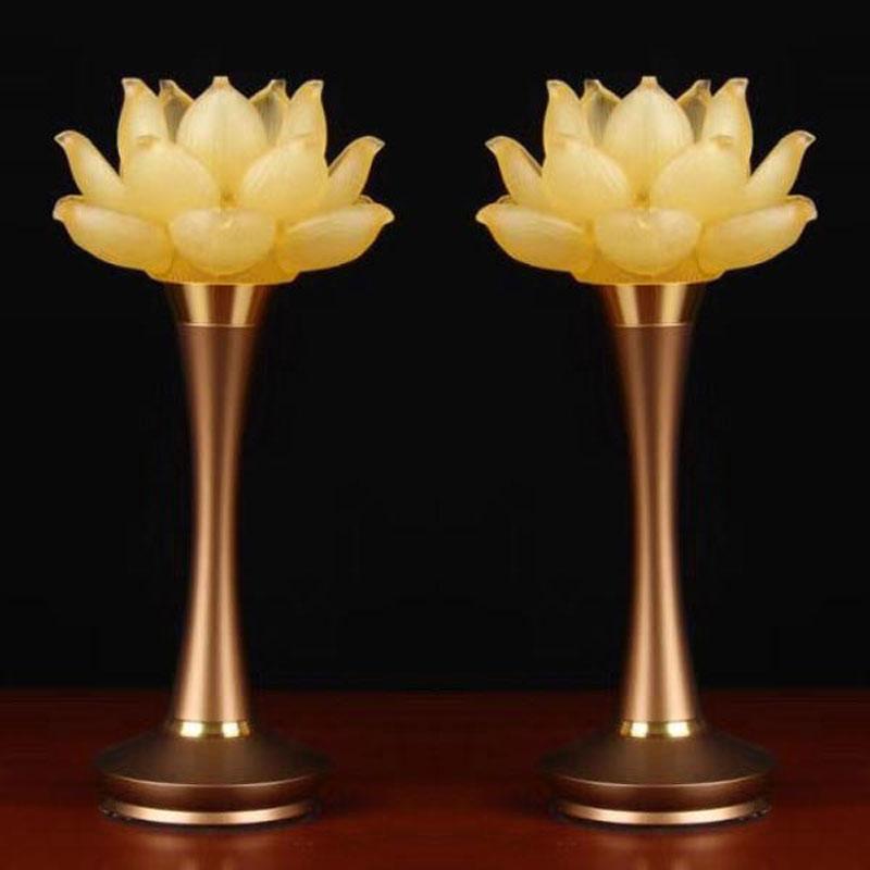 Lựa chọn và bố trí đèn bàn thờ đúng cách giúp không gian thêm phần trang nghiêm.