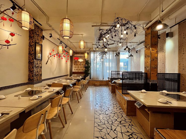 Hệ thống vách kính lớn giúp tối ưu hóa tầm nhìn đắt giá cho nhà hàng gần đây.