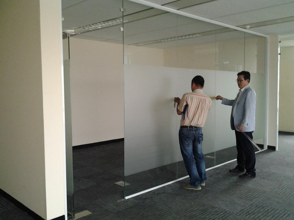 Thay thế phụ kiện chính hãng là yếu tố quan trọng khi sửa cửa kính để đảm bảo độ bền.