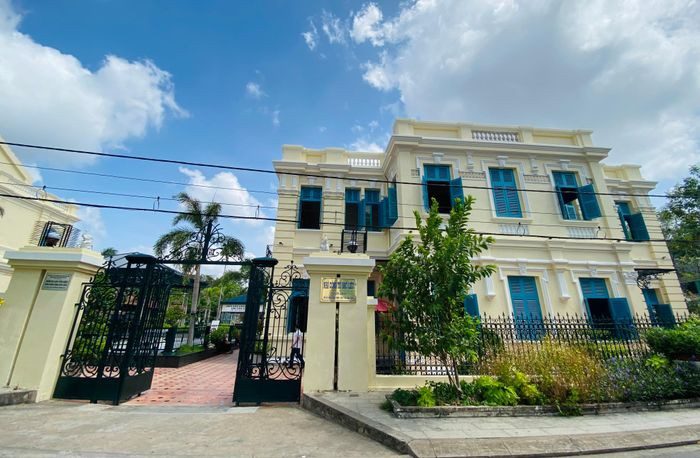 Nội thất bên trong Nhà Công tử Bạc Liêu thể hiện đẳng cấp của gia chủ.