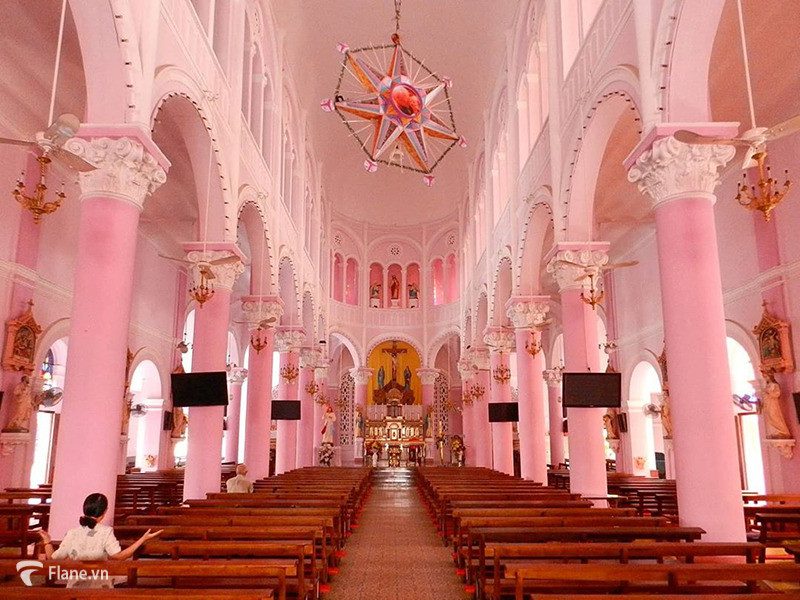 Vẻ đẹp trang nghiêm và cổ kính bên trong nội thất Nhà thờ Tân Định.