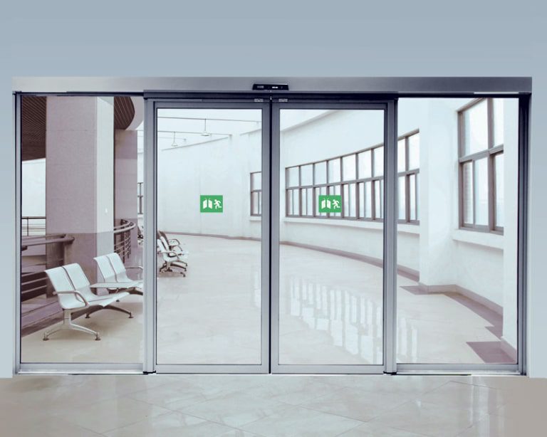 Cửa kính tự động trượt là lựa chọn phổ biến, mang lại vẻ sang trọng và tiện nghi.