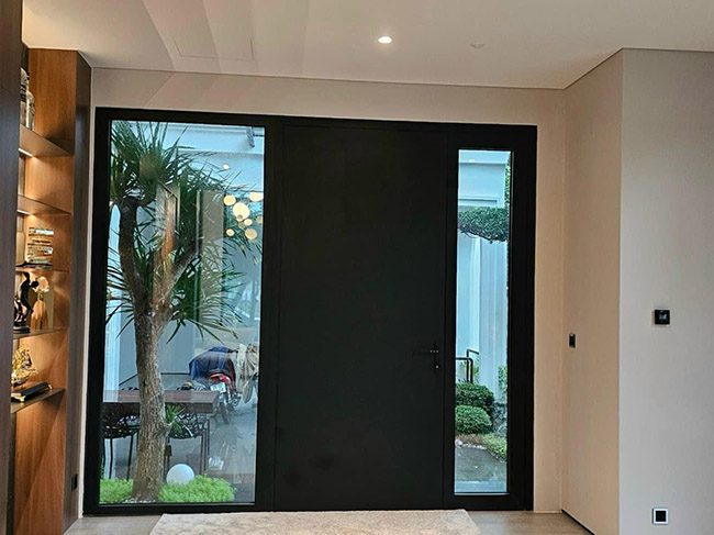 Hệ thống cửa nhôm Romadio biến tủ quần áo thành một không gian trưng bày nghệ thuật.