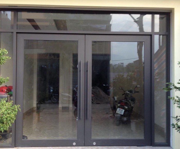 Cửa nhôm Việt Pháp hệ 4500 với thiết kế bo tròn đặc trưng, phù hợp cho cửa chính.