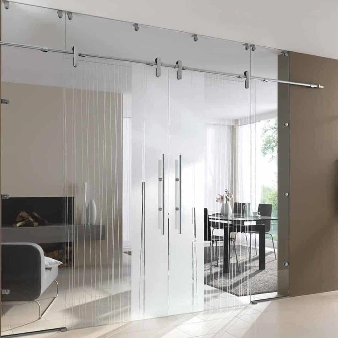 Hệ thống ray và bánh xe chất lượng cao quyết định sự vận hành êm ái của cửa kính trượt.